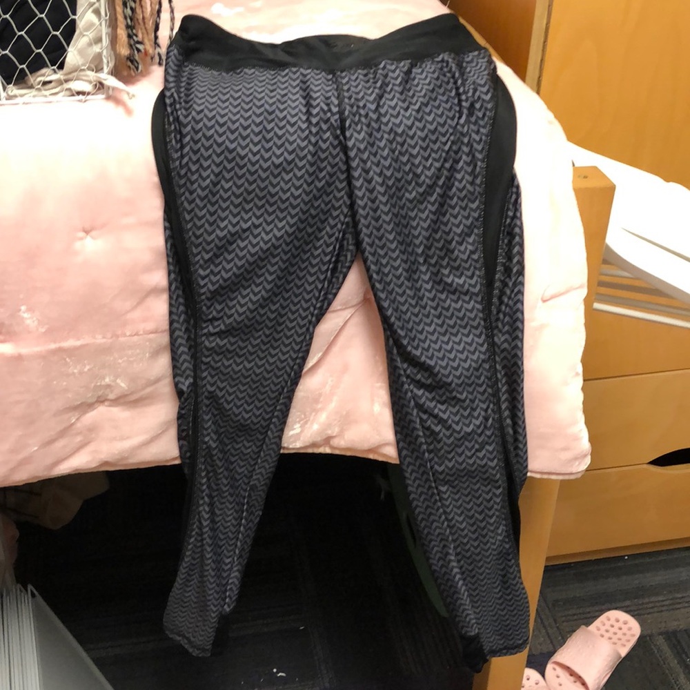 Black patterned leggings